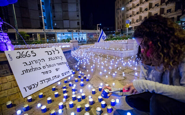 Un mémorial mis en place par le groupe "Darkenu" en hommage aux victimes du coronavirus en Israël, aux abords de la résidence du Premier ministre Benjamin Netanyahu, le 8 novembre 2020. (Crédit : Olivier Fitoussi/Flash90)