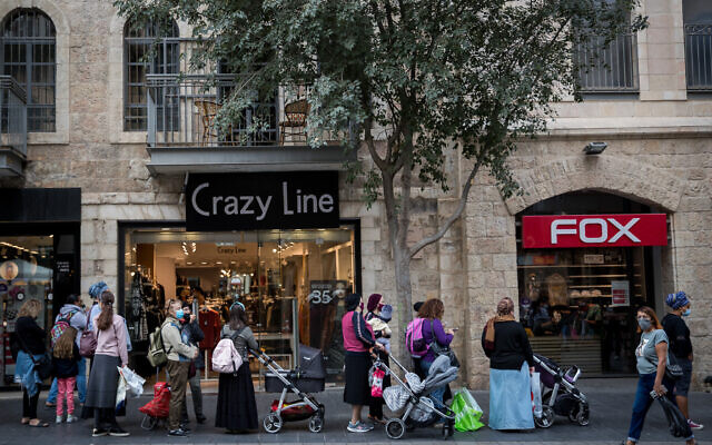 Les Israéliens font du shopping à la réouverture des magasins à Jaffa Street, au centre de Jérusalem, le 8 novembre 2020. (Crédit : Yonatan Sindel/Flash90)