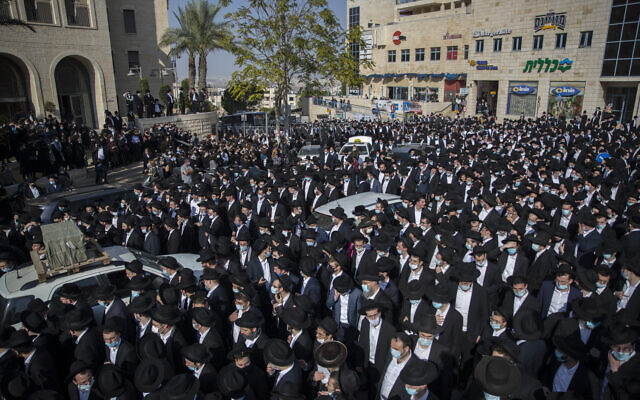 Des milliers de personnes assistent aux funérailles du rabbin David Feinstein, le 9 novembre 2020 à Jérusalem.(Crédit : Yonatan Sindel/Flash90)