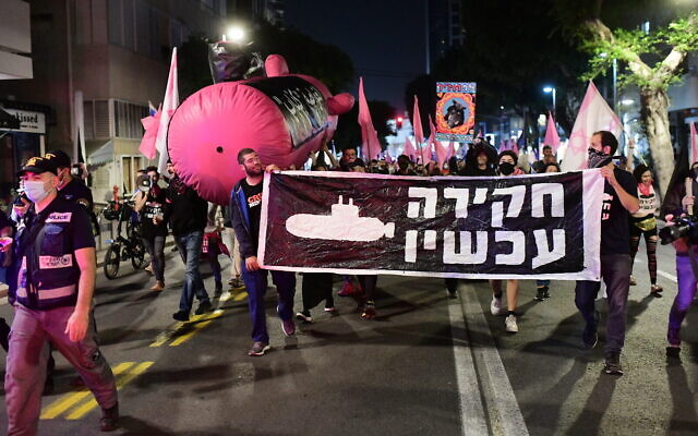 Les Israéliens manifestent contre le Premier ministre Benjamin Netanyahu sur la place Habima de Tel Aviv, le 19 novembre 2020. (Crédit : Tomer Neuberg/Flash90)