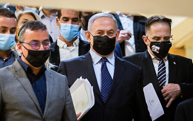 Le Premier ministre Benjamin Netanyahu (au centre) à la Knesset le 10 novembre 2020. (Oren Ben Hakoon / Pool / Flash90)