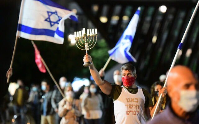 Des manifestants anti-Netanyahu sur la place Rabin de Tel Aviv, le 21 novembre 2020. (Crédit :Avshalom Sassoni/Flash90)