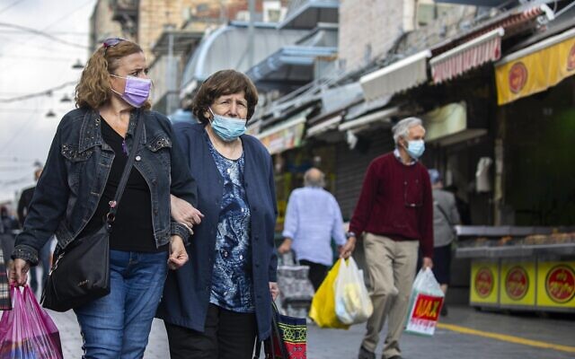 Des habitants de Jérusalem portant un masque facial font leurs courses au marché Mahane Yehuda de Jérusalem le 22 novembre 2020, alors qu'Israël sort de la quarantaine relative au coronavirus et revient sur ses restrictions. (Olivier Fitoussi/Flash90)