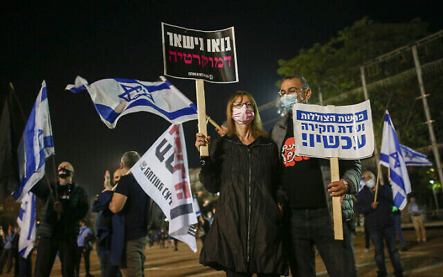 Manifestation contre le Premier ministre Benjamin Netanyahu sur la place Rabin à Tel Aviv, le 28 novembre 2020 (Crédit : Miriam Alster/Flash90)