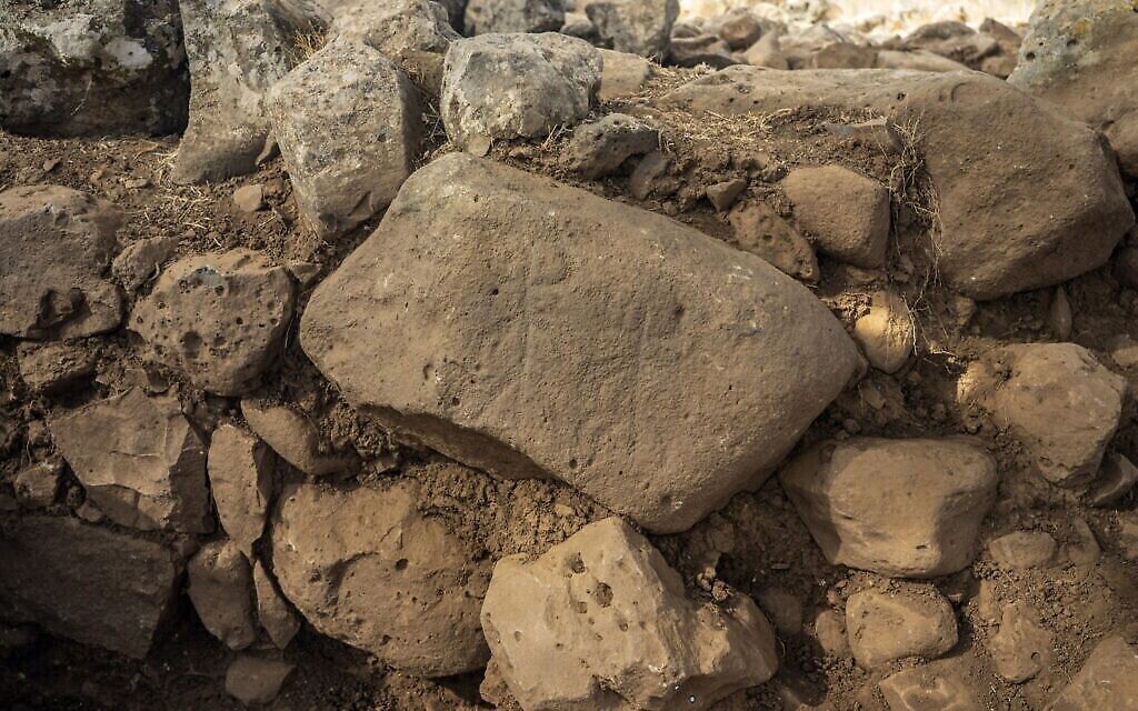 La pierre gravée découverte près d'Hispin dans le Golan, remontant au 11e siècle avant l'ère commune environ, qui pourrait être la plus ancienne preuve de l'existence de la peuplade biblique appelée "Guechourites". (Crédit : Yaniv Berman, Autorité des Antiquités israélienne)