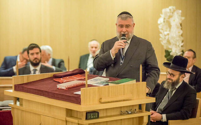 Le rabbin Pinchas Goldschmidt prend la parole dans une synagogue de Monaco, le 23 novembre 2017. (Autorisation : Conférence des rabbins européens via  JTA)