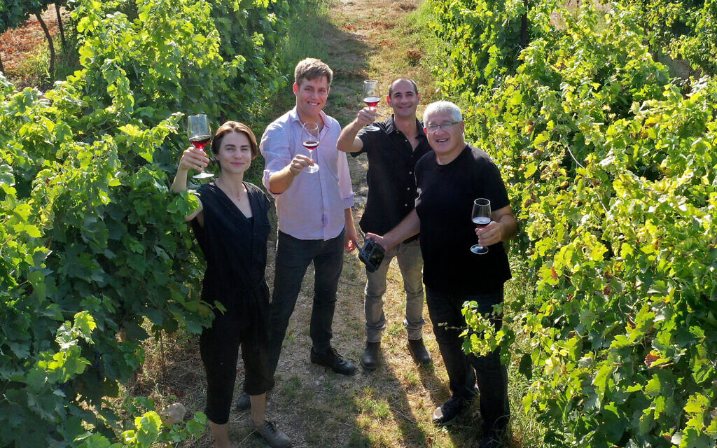 Les experts en vin Roni Saslove (à gauche) et Guy Haran (deuxième à partir de la gauche) se sont associés au graphiste Itamar Gur et au photographe David Silverman (à droite) pour créer "Wine Journey", un guide des vignobles israéliens (Autorisation : Wine Journey)