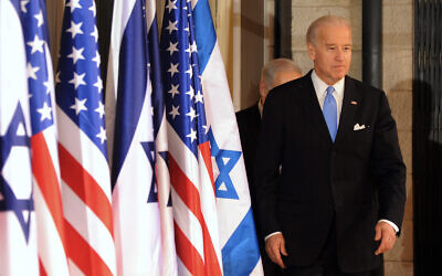 Le vice-président américain Joe Biden s'apprête à s'adresser à la presse à la résidence du Premier ministre Benjamin Netanyahu à Jérusalem, le 9 mars 2010. (AP Photo/Debbie Hill, Pool)