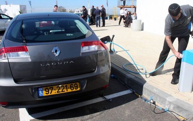 Un véhicule Renault électrique se recharge à Ramat Hasharon, en Israël, le 7 février 2010. (Roni Schutzer/Flash90/Maariv Out)