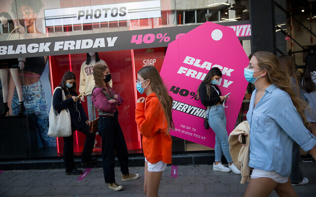 Des Israéliens dans une file d'attente devant un magasin de vêtements faisant la promotion du Black Friday à Tel Aviv, le 25 novembre 2020. (Crédit : Miriam Alster/FLASH90)