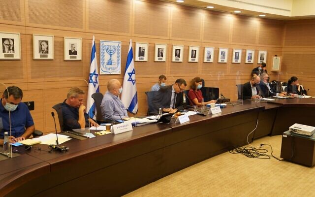 La commission des affaires étrangères et de la défense de la Knesset se réunit pour discuter d'un projet de vente d'armes par les États-Unis aux Émirats arabes unis, le 9 novembre 2020. (Danny Shem-Tov/ Porte-parole de la Knesset)