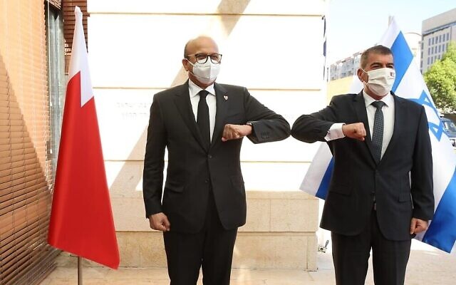 Le ministre des Affaires étrangères Gabi Ashkenazi, (à droite), accueille son homologue du Bahreïn Abdullatif al-Zayani au ministère israélien des Affaires étrangères, le 18 novembre 2020. (Miri Shimonovich/MFA)