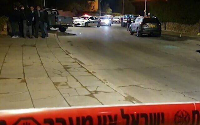 La scène d'un incident survenu à Arad où un homme a tué un individu qui tentait de voler sa voiture, le 29 novembre 2020. (Capture d'écran/Walla)