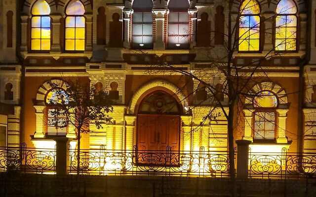 Les vitraux brillent à la Grande Synagogue Chorale de Kiev, en Ukraine, le 9 novembre 2020. (Autorisation du rabbin Yaakov Dov Bleich via JTA)