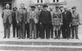 Le "chef de l’Etat français" Philippe Pétain, Pierre Laval (à sa droite) et le premier gouvernement du régime de Vichy, en juillet 1940. (Crédit : Arodowe Archiwum Cyfrowe/Domaine public)