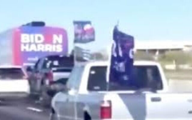 Des partisans de Trump dans des pick-ups encerclent un bus de campagne de Biden sur une autoroute, dans le centre du Texas, le 31 octobre 2020. (Capture d'écran/YouTube)