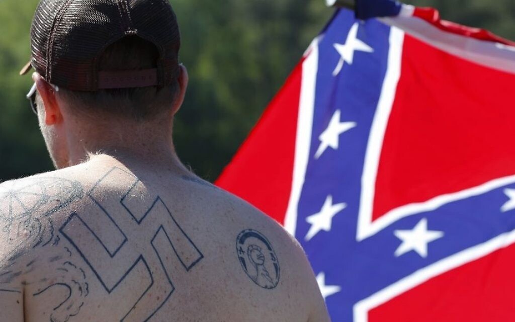 Illustration : Sur cette photo du samedi 27 avril 2016, des partisans du drapeau confédéré participent à un rassemblement au parc de Stone Mountain, à Stone Mountain, en Géorgie. (AP Photo/John Bazemore)