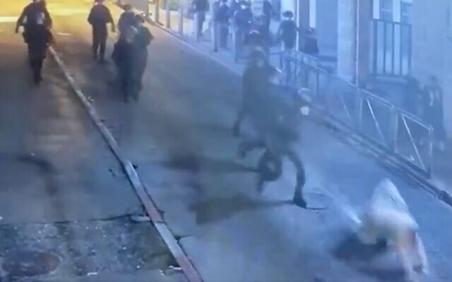 Un agent de la police des frontières pousse un homme au sol dans le quartier ultra-orthodoxe de Mea Sharim, le 4 avril 2020. (Capture d'écran)