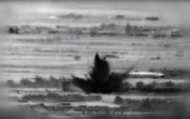 Images des frappes israéliennes sur des cibles iraniennes et syriennes dans le sud de la Syrie suite à une tentative d'attaque à l'explosif par des agents soutenus par l'Iran contre les troupes israéliennes sur le plateau du Golan, 18 novembre 2020 (Crédit ; armée israélienne)