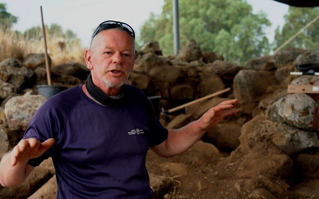 Enno Bron, co-directeur des fouilles sur un site datant du 11e siècle avant l'ère commune, près de Hispin dans le Golan. (Crédit : Yaniv Berman, Autorité des Antiquités israélienne)