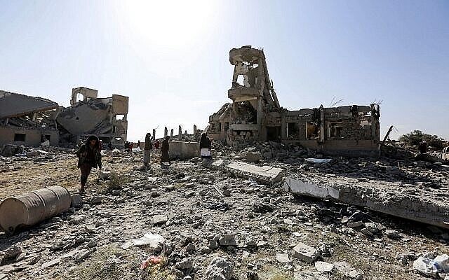 Les décombres d'un immeuble détruit qui était utilisé comme prison par les rebelles Houthis, au Yémen, qui a été frappé par un avion de la coalition dirigée par les Saoudiens à Dhamar, au sud de la capitale Sanaa, détenue par les Houthis, le 1er septembre 2019. (Crédit : AFP)