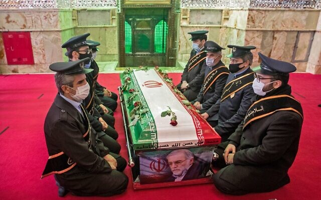Des membres des forces iraniennes prient autour du cercueil du scientifique nucléaire Mohsen Fakhrizadeh, lors de la cérémonie d'enterrement au sanctuaire d'Imamzadeh Saleh, dans le nord de Téhéran, le 30 novembre 2020. (Crédit : HAMED MALEKPOUR / TASNIM NEWS / AFP)