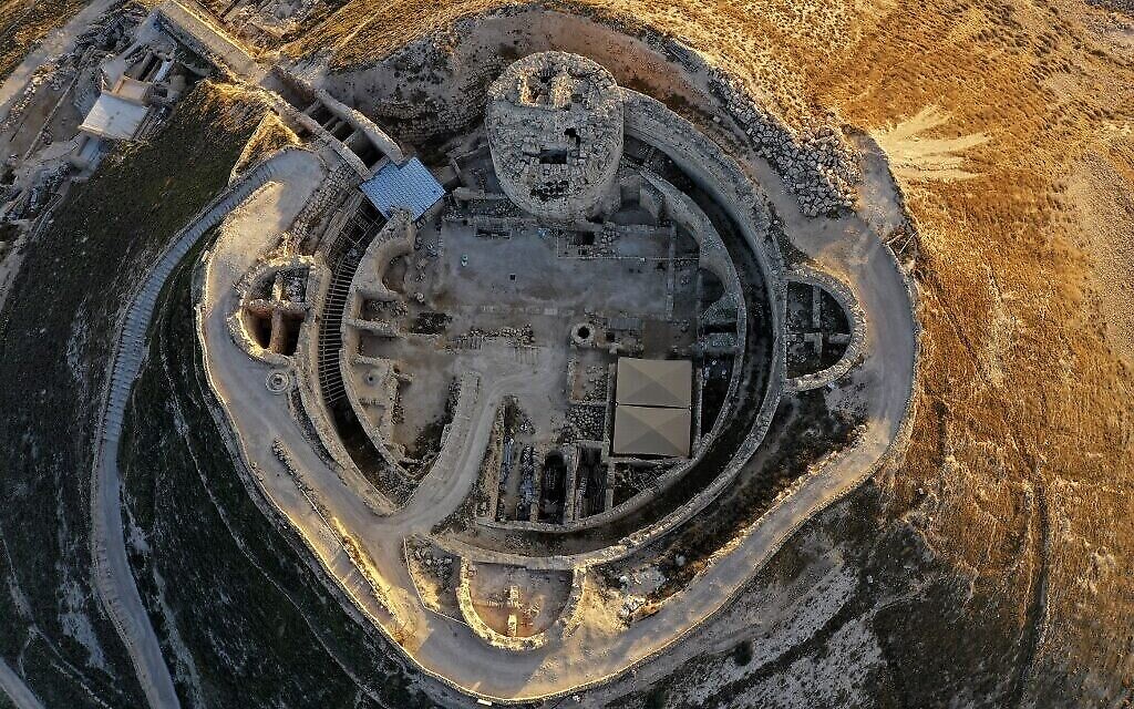Vue aérienne de la forteresse d'Hérode, le 25 novembre 2020, avec le site du tombeau du roi Hérode et le théâtre construit par Hérode le Grand en 23-15 avant l'ère commune, dans le désert de Judée, au sud-est de Bethléem (Crédit : Menahem KAHANA / AFP)