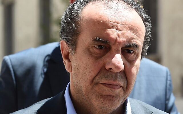Belhassen Trabelsi, beau-frère du président tunisien évincé Zine El-Abidine Ben Ali arrive avec son avocat au palais de justice d'Aix en Provence, où il répond à une demande d'extradition formulée par les autorités tunisiennes, le 19 juin 2019. (Crédit : Boris HORVAT / AFP)