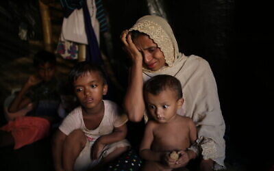 Jamila Begum, 35 ans, pleure en racontant comment des membres des forces armées du Myanmar accusés d'avoir massacré des civils dans son village de Maung Nu, dans l'État de Rakhine au Myanmar, ont tué son fils et son mari, dans une interview accordée à l'Associated Press dans le camp de réfugiés de Kutupalong au Bangladesh, le 26 novembre 2017. (AP Photo / Wong Maye-E)