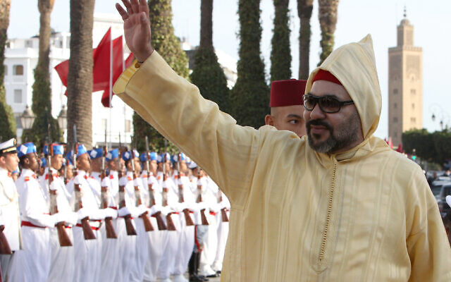 Le roi marocain Mohammed VI saluant la foule à son arrivée à la session d'ouverture du Parlement marocain, à Rabat, le 12 octobre 2018. (Crédit : AP Photo/Abdeljalil Bounhar)