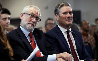 Jeremy Corbyn, à gauche, est assis en attendant de parler à côté de Keir Starmer lors de leur événement de campagne électorale sur le Brexit à Harlow, en Angleterre, le 5 novembre 2019. (Crédit : Matt Dunham/AP)