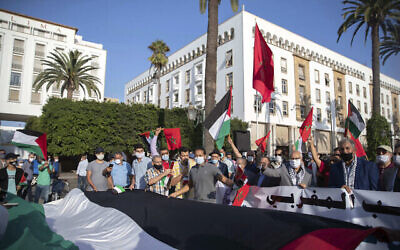 Des manifestants dénonçant la normalisation des liens du Maroc avec Israël brandissent le drapeau palestinien à Rabat, au Maroc, le 18 septembre 2020. (Crédit : AP Photo/Mosaab Elshamy)