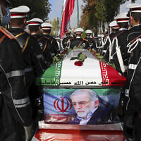 Des militaires se tiennent près du cercueil de Mohsen Fakhrizadeh recouvert du drapeau iranien, un scientifique nucléaire qui a été tué vendredi, lors d'une cérémonie funéraire à Téhéran, en Iran, le 30 novembre 2020. (Crédit : Ministère de la Défense iranien via l'AP)