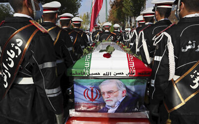Des militaires se tiennent près du cercueil de Mohsen Fakhrizadeh recouvert du drapeau iranien, un scientifique nucléaire qui a été tué vendredi, lors d'une cérémonie funéraire à Téhéran, en Iran, le 30 novembre 2020. (Crédit : Ministère de la Défense iranien via l'AP)