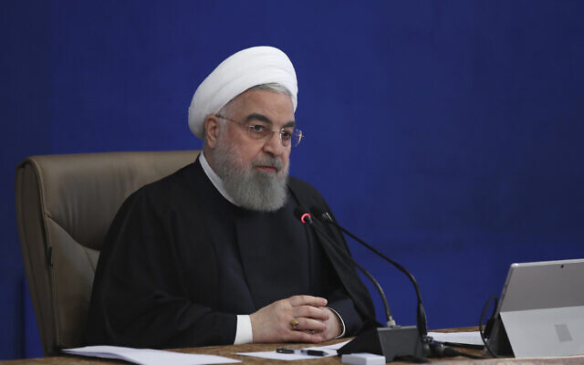 Le président iranien Hassan Rouhani s'exprime lors d'une rencontre du cabinet à Téhéran, en Iran, le 2 décembre 2020. (Crédit : Bureau de la présidence iranienne via AP)