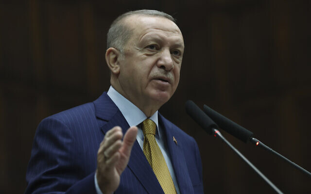 Le président turc Recep Tayyip Erdogan s'exprime devant les députés de son parti à Ankara, en Turquie, le 23 décembre 2020. (Crédit : Présidence turque via l'AP, Pool)