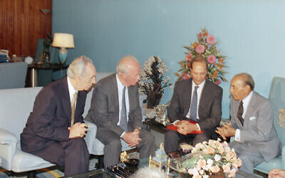 Le roi Hassan II du Maroc, à droite, discutant avec le Premier ministre israélien, Yitzhak Rabin, 2e à gauche, et le ministre des Affaires étrangères, Shimon Peres, à gauche, au palais royal de  Skhirat à Rabat, au Maroc, le 14 septembre 1993. (Crédit : AP Photo/Nati Harnik/Dossier)