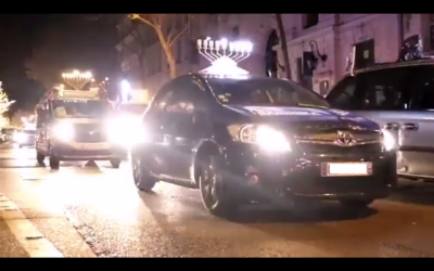 Capture d’écran d’une vidéo du site Hassidout.org publiée le 13 décembre 2020 montrant des voitures surmontées d’une Hanoukkia, diffusant de la musique et défilant dans les rues de Paris. (Crédit : Hassidout.org)