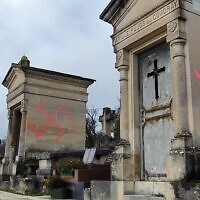 Le cimetière municipal de Fontainebleau (Seine-et-Marne), le 28 décembre 2020, où des tombes ont été profanées par des croix gammées. (Crédit : Frédéric Valletoux / Twitter)