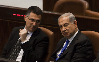 Le Premier ministre Benjamin Netanyahu (à droite) et le ministre de l'Intérieur Gideon Saar, à la Knesset, le 9 juillet 2013. (Flash 90)