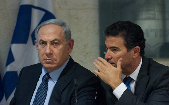 Le Premier ministre Benjamin Netanyahu (à gauche) et le conseiller à la sécurité nationale de l'époque, Yossi Cohen, lors d'une conférence de presse au ministère des Affaires étrangères à Jérusalem, le 15 octobre 2015. (Miriam Alster / Flash90)