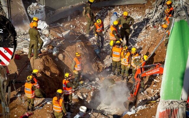Des équipes de recherche et de sauvetage sortent un troisième corps des décombres d'un parking effondré à Tel Aviv, le 6 septembre 2016. (Miriam Alster/Flash90)