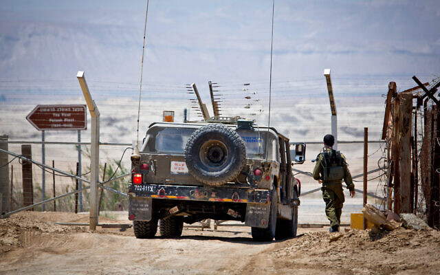 Photo d'illustration : Une jeep de l'armée israélienne patrouille le long de la frontière israélo-jordanienne, le 6 mai 2015. (Crédit : Moshe Shai/FLASH90)