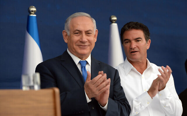 Le Premier ministre Benjamin Netanyahu, à gauche, et le chef du Mossad Yossi Cohen, lors d'une cérémonie pour le nouvel an juif, le 2 octobre 2017. (Crédit : Haim Zach/GPO/File)