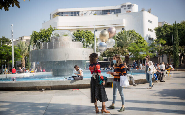 Des Israéliens sur la place Dizengoff de Tel Aviv, le 2 décembre 2020. (Crédit : Miriam Alster/Flash90)