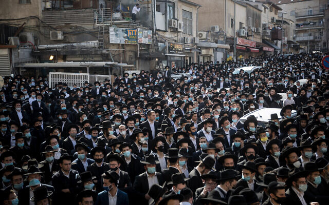 Des hommes juifs ultra-orthodoxes assistent aux funérailles de feu le rabbin Aharon David Hadash, chef spirituel de la Yeshiva Mir, à Jérusalem, le 3 décembre 2020. (Yonatan Sindel/Flash90)