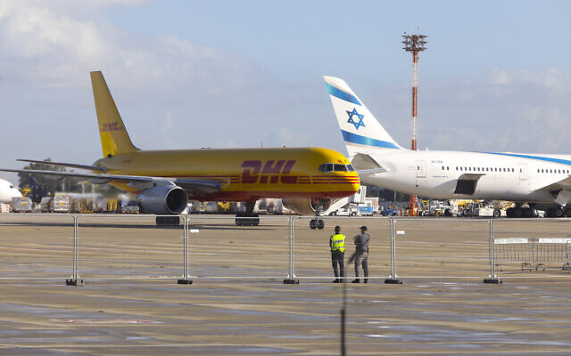 L'avion DHL transportant le premier lot de vaccins Pfizer contre la COVID-19 atterrit à l'aéroport international Ben Gurion, le 9 décembre 2020. (Crédit : Marc Israel Sellem / POOL)