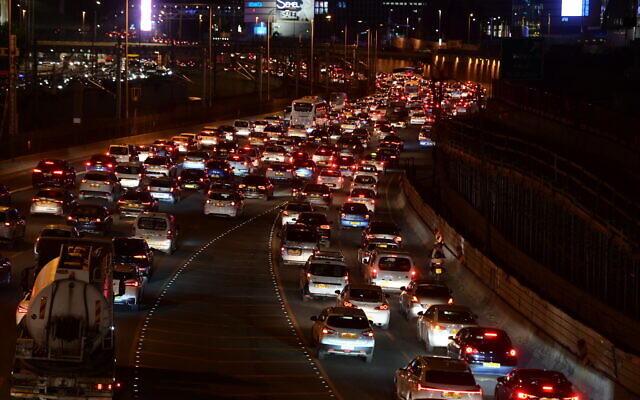 Les embouteillages sur l'autoroute Ayalon de Tel Aviv, alors qu'Israël entre dans son troisième confinement national pour tenter d'empêcher la circulation du coronavirus, le 27 décembre 2020. (Crédit : Avshalom Sassoni/FLASH90)