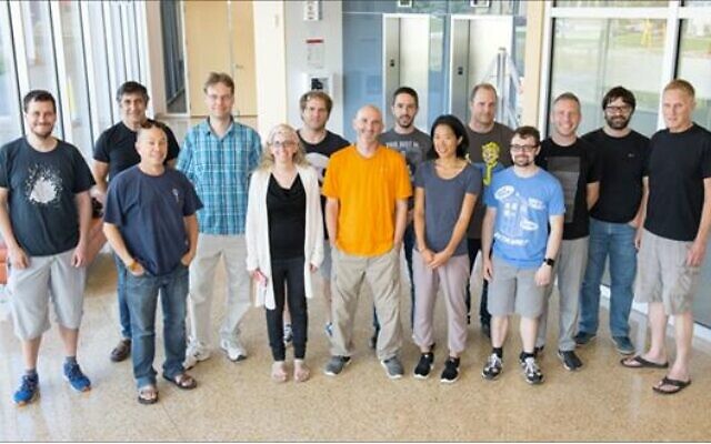 Les chercheurs du partenariat SENSEI, avec le Prof. Volanski au centre, en T-shirt orange. (Crédit : Université de Tel Aviv)
