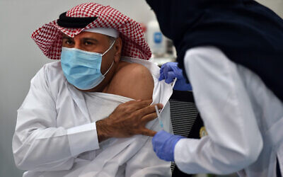 Le premier citoyen saoudien à recevoir le vaccin anti-COVID-19 de Pfizer-BioNTech à Ryad, en Arabie Saoudite. (Crédit : Fayez Nureldine/AFP)